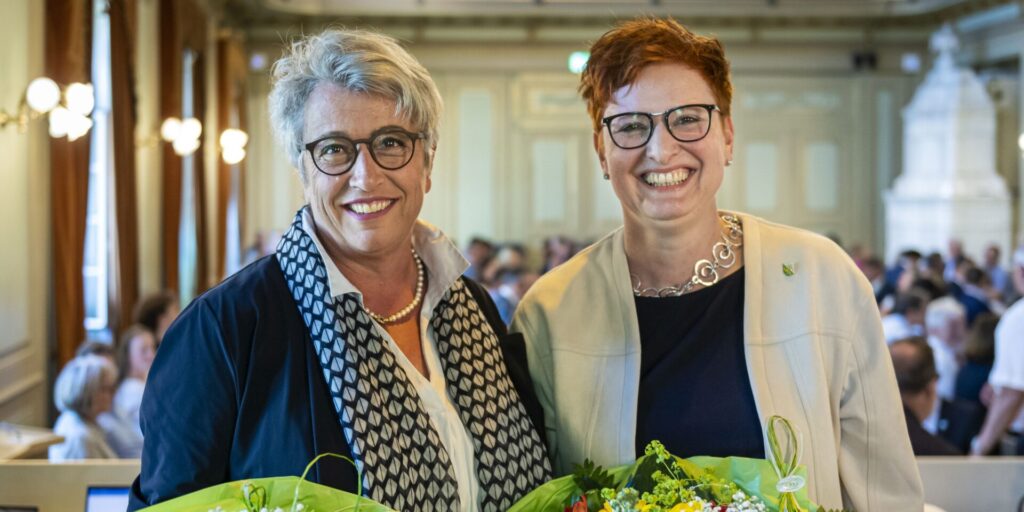 Frauenfeld TG - Die frisch gewählte Thurgauer Grossratspräsidentin 2022/23, Barbara Dätwyler (SP, rechts), und ihre Parteikollegin, die neue Regierungsratspräsidentin Cornelia Komposch.