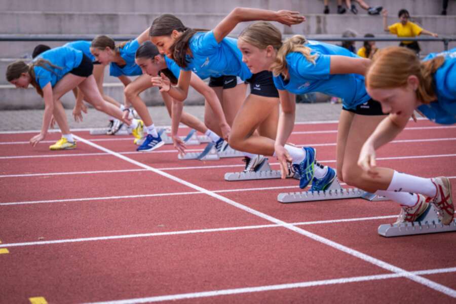 Schülerinnen kurz nach dem Start zum 80m-Lauf (Bild Reto Martin)